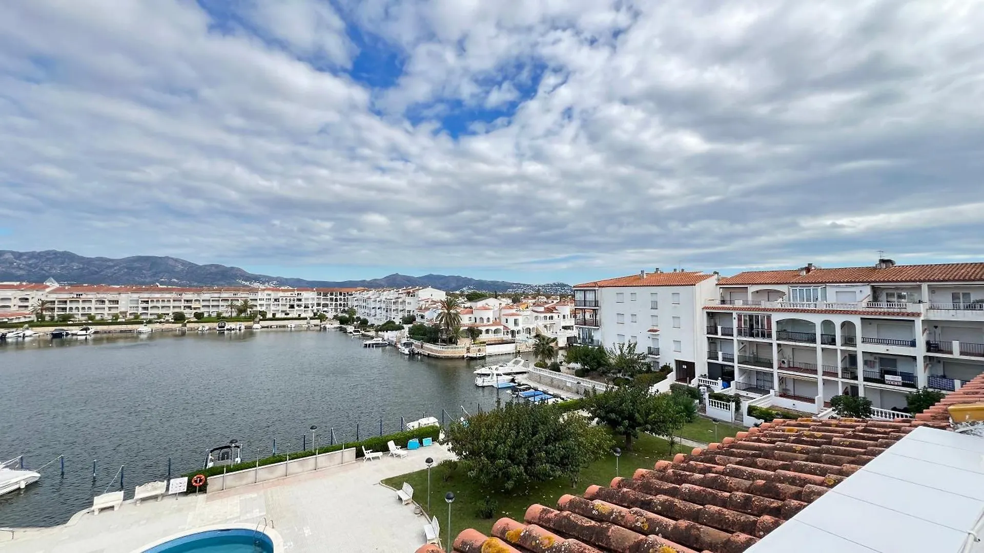 Apartamento Gran Lago Con Vistas Al Canal 엠푸리아브라바 0*,  스페인
